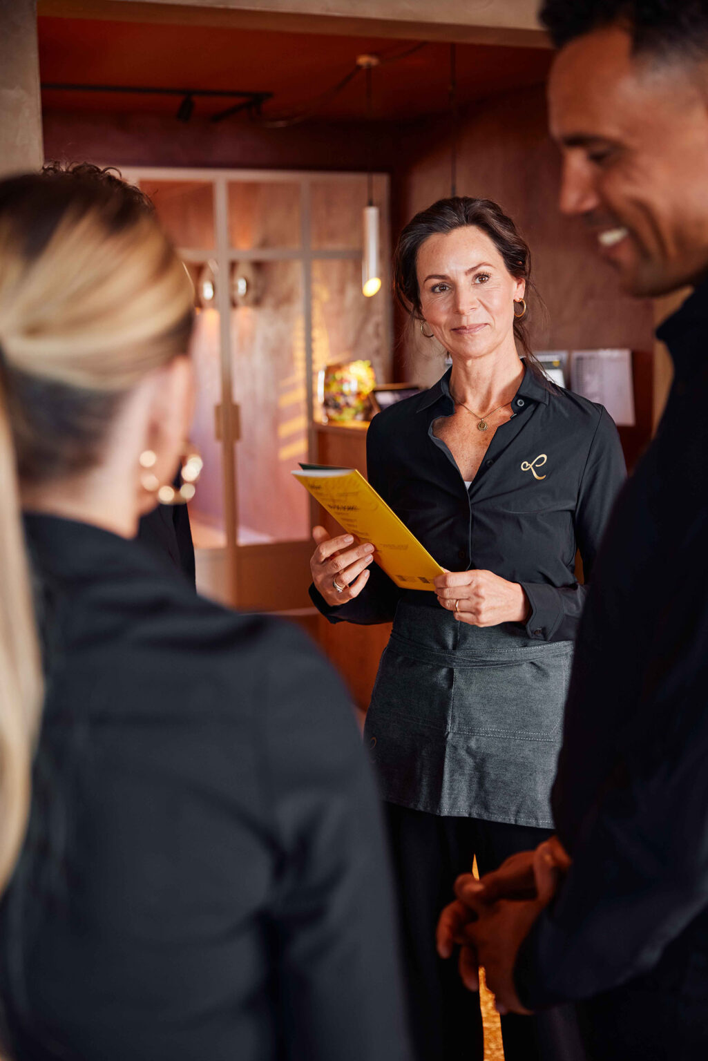 Personeel bij Loetje in actie – lachend, energiek en helemaal in z’n element. Werken in de horeca is leuk, maar werken bij Loetje is leuker. Of je nu biefstukken loopt te knallen in de keuken, gasten blij maakt in de bediening of door wil groeien tot locatiemanager: bij Loetje zit je goed.