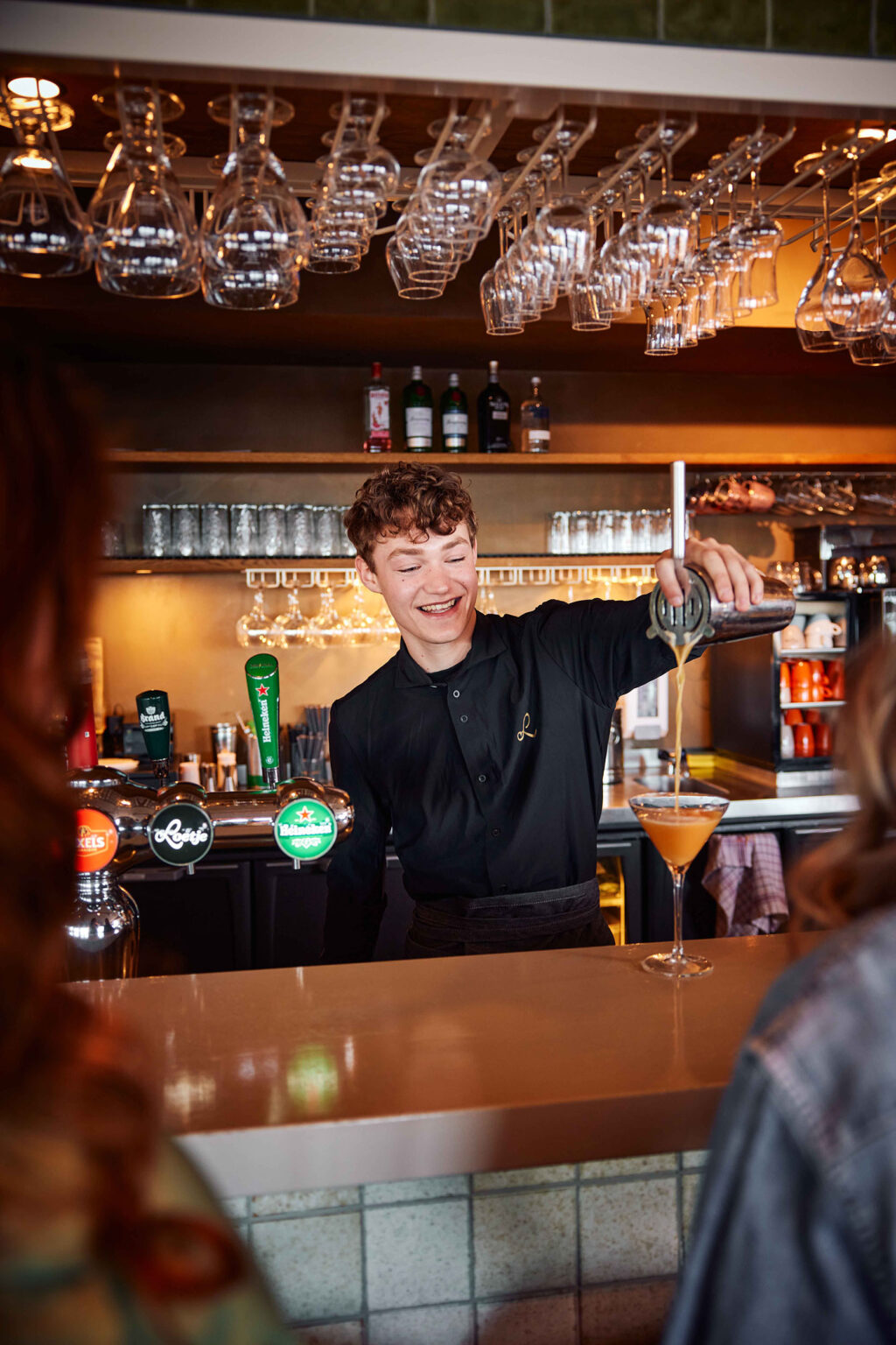 Personeel bij Loetje in actie – lachend, energiek en helemaal in z’n element. Werken in de horeca is leuk, maar werken bij Loetje is leuker. Of je nu biefstukken loopt te knallen in de keuken, gasten blij maakt in de bediening of door wil groeien tot locatiemanager: bij Loetje zit je goed.