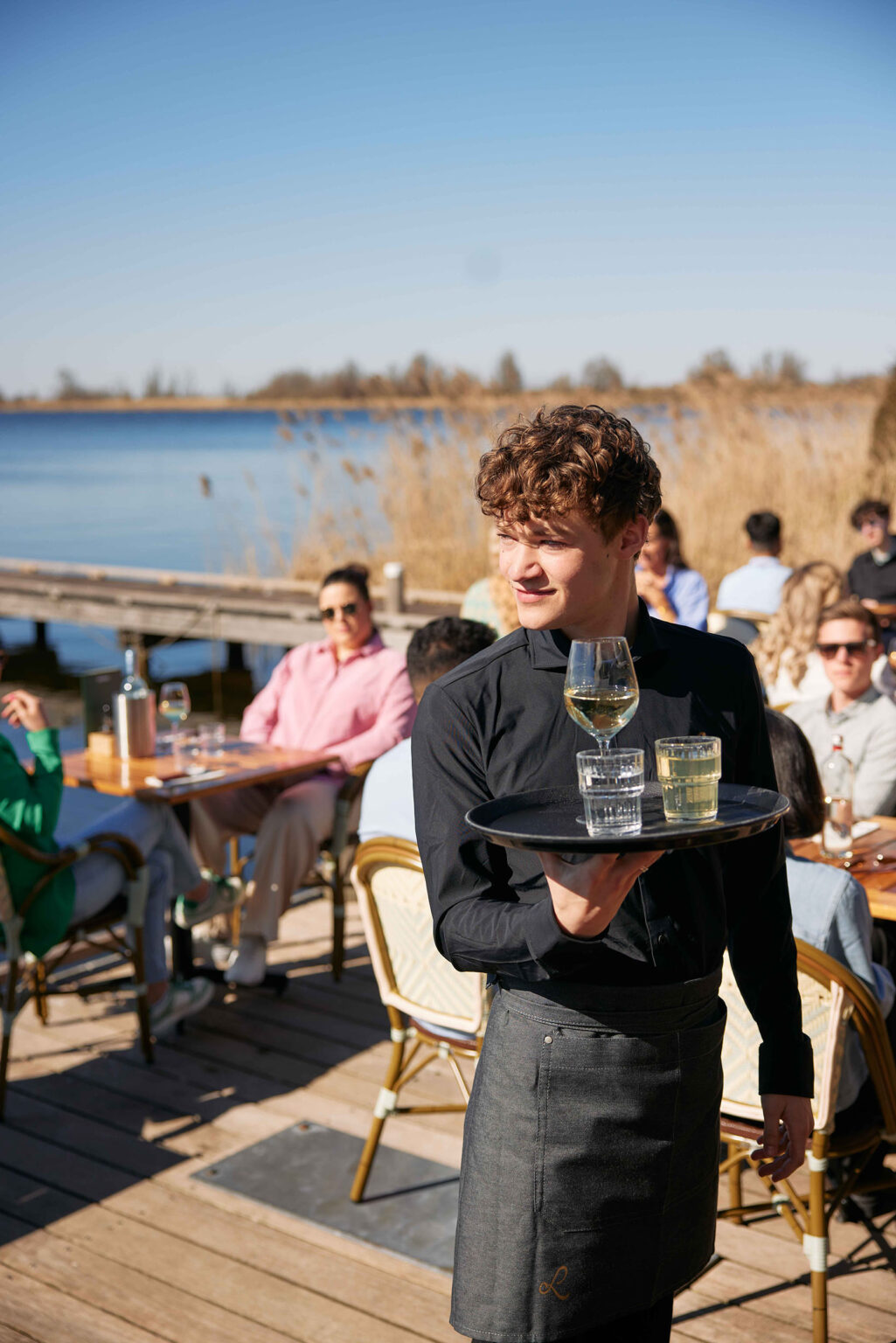 Personeel bij Loetje in actie – lachend, energiek en helemaal in z’n element. Werken in de horeca is leuk, maar werken bij Loetje is leuker. Of je nu biefstukken loopt te knallen in de keuken, gasten blij maakt in de bediening of door wil groeien tot locatiemanager: bij Loetje zit je goed.