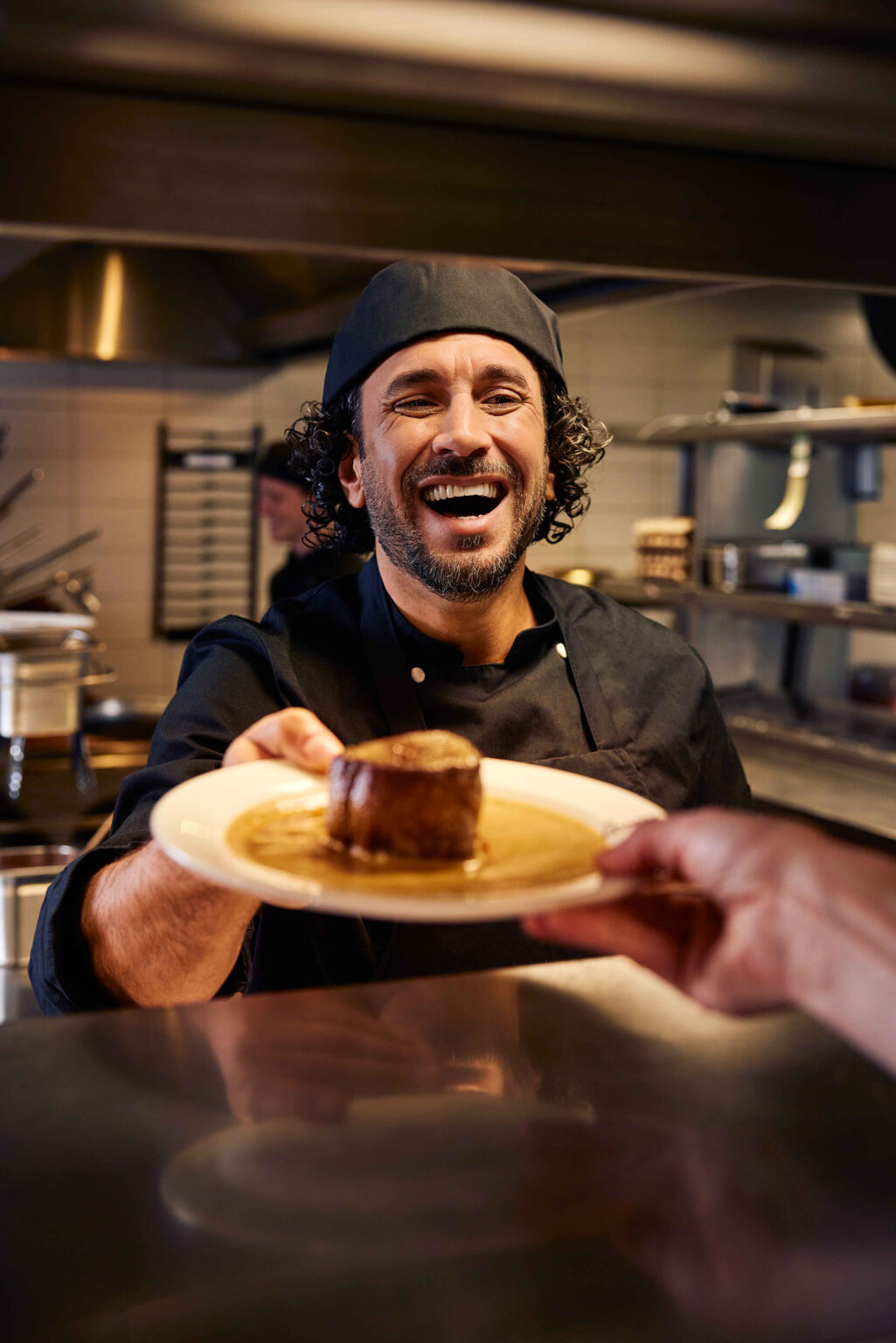 Personeel bij Loetje in actie – lachend, energiek en helemaal in z’n element. Werken in de horeca is leuk, maar werken bij Loetje is leuker. Of je nu biefstukken loopt te knallen in de keuken, gasten blij maakt in de bediening of door wil groeien tot locatiemanager: bij Loetje zit je goed.